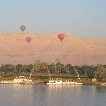 Zicht van het dak van Mercure Luxor en lag aan de oever/boulevard van de Nijl.
